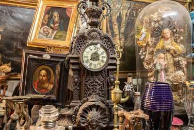 Il "piccolo mondo antico" degli antiquari baresi: �Tuteliamo le epoche perdute�